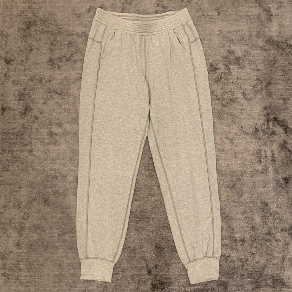 Lulu Lemon Grey Sweatpants size 8 - regular rise